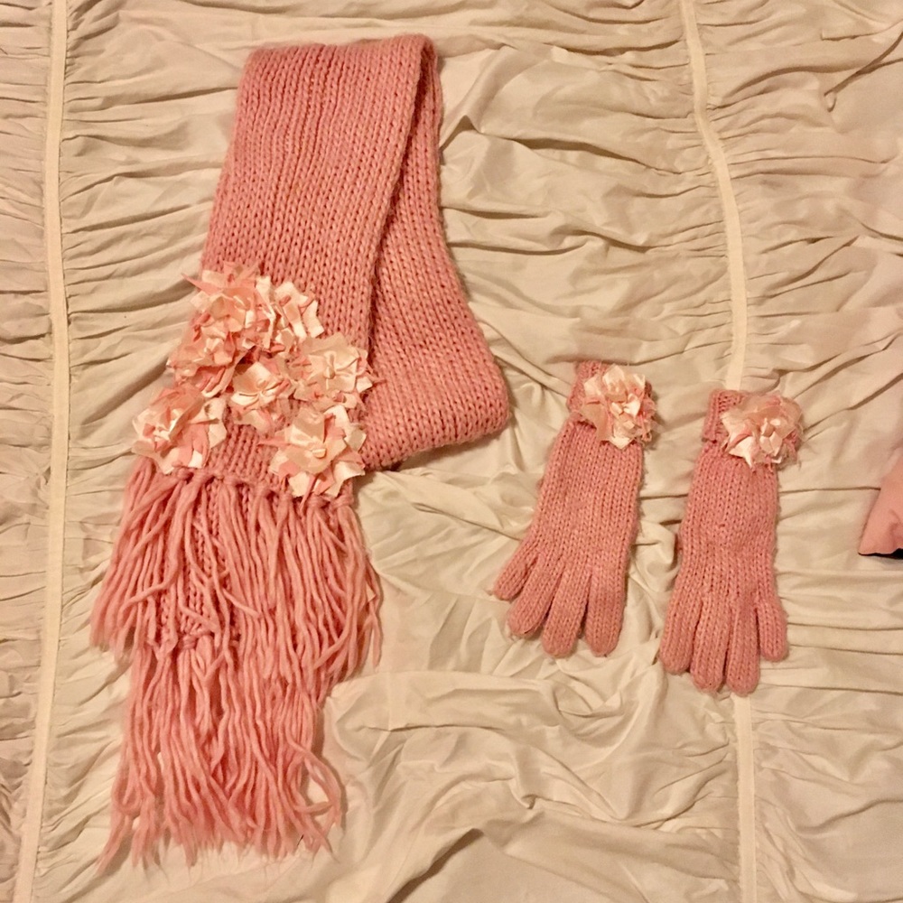 🚫SOLD🚫Matching Scarf and Glove Set